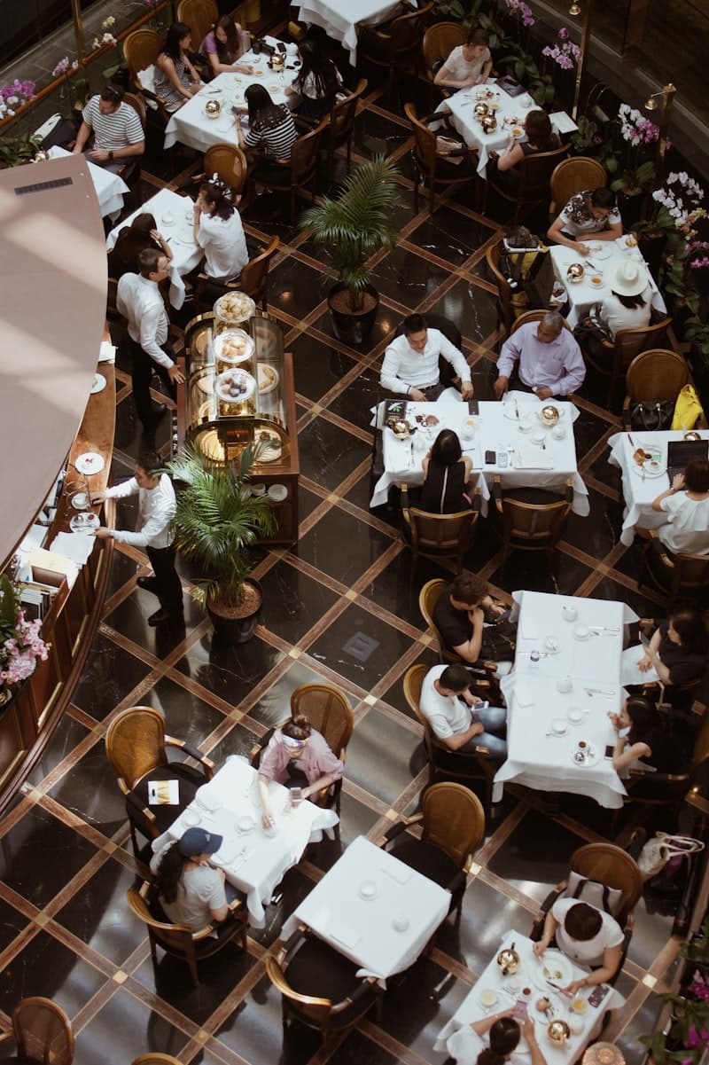 Interior cálido de restaurante con mesas preparadas