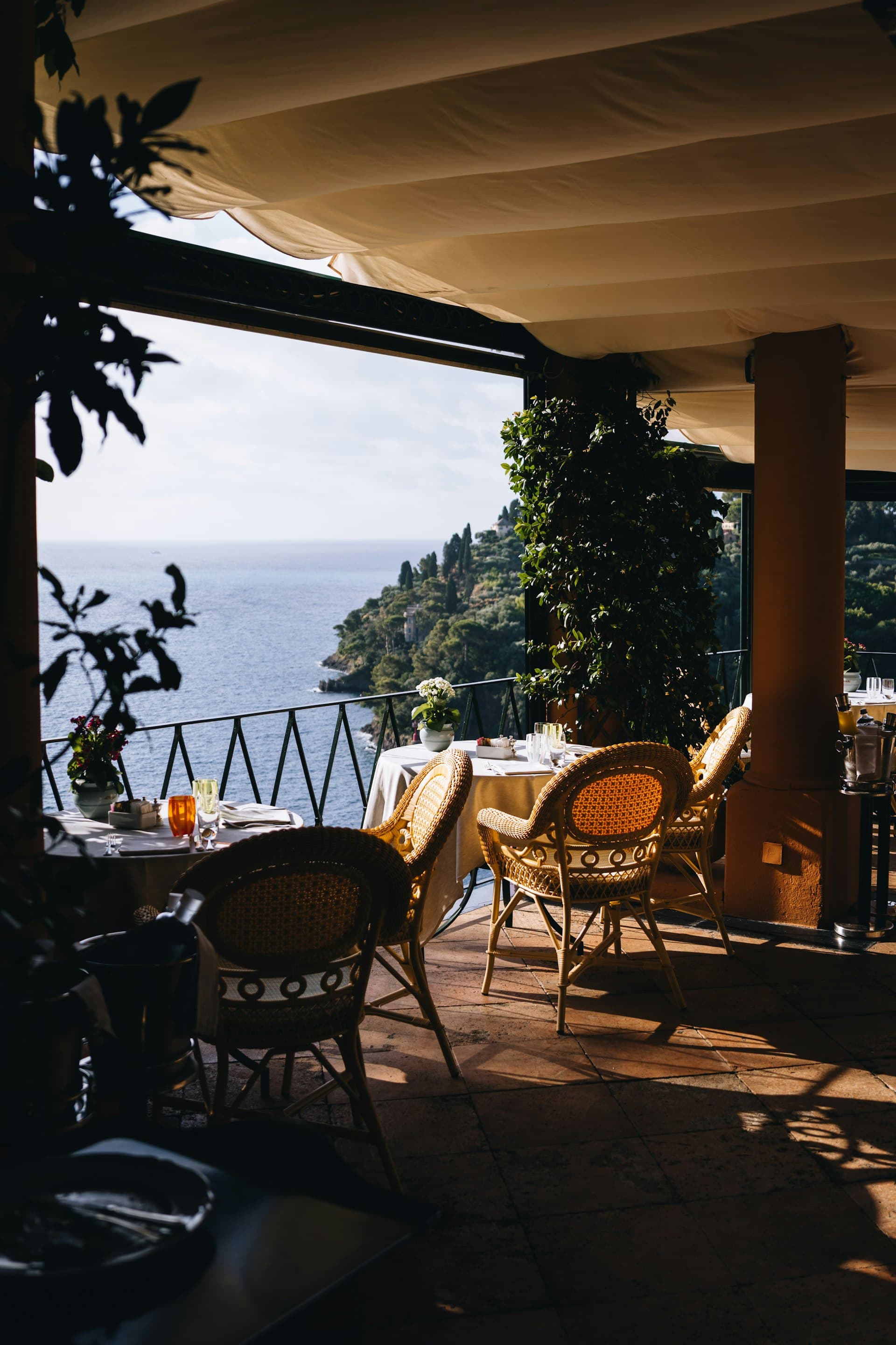 Terraza de restaurante italiano con vista al mar Mediterráneo